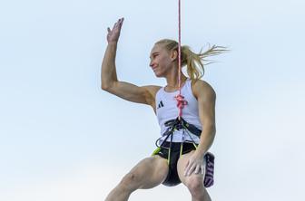 Janja Garnbret se v lov na medaljo podaja kot najboljša v polfinalu! Mia Krampl do 17. mesta.