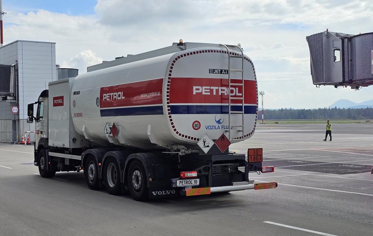 Petrol, cisterna, Brnik | Foto Srdjan Cvjetović