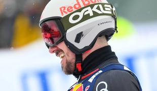 Marcel Hirscher dviguje prah