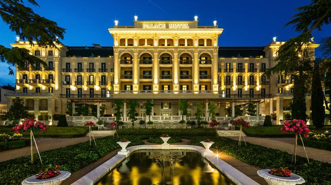 Kempinski Palace Portorož, izpred katerega bodo štartali slovenski jadralci, je postal glavni pokrovitelj regate. Če je Trst poznan kot pristaniško mesto, lahko za Portorož trdimo, da se tudi po zaslugi hotela Kempinski Palace Portorož razvija v luksuzno turistično destinacijo. Kempinski Palace Portorož bo zmagovalcem vsake kategorije podelil nagrado: bivanje v portoroškem hotelu Kempinski Palace Portorož, ki se ponaša s petimi zvezdicami. | Foto: 