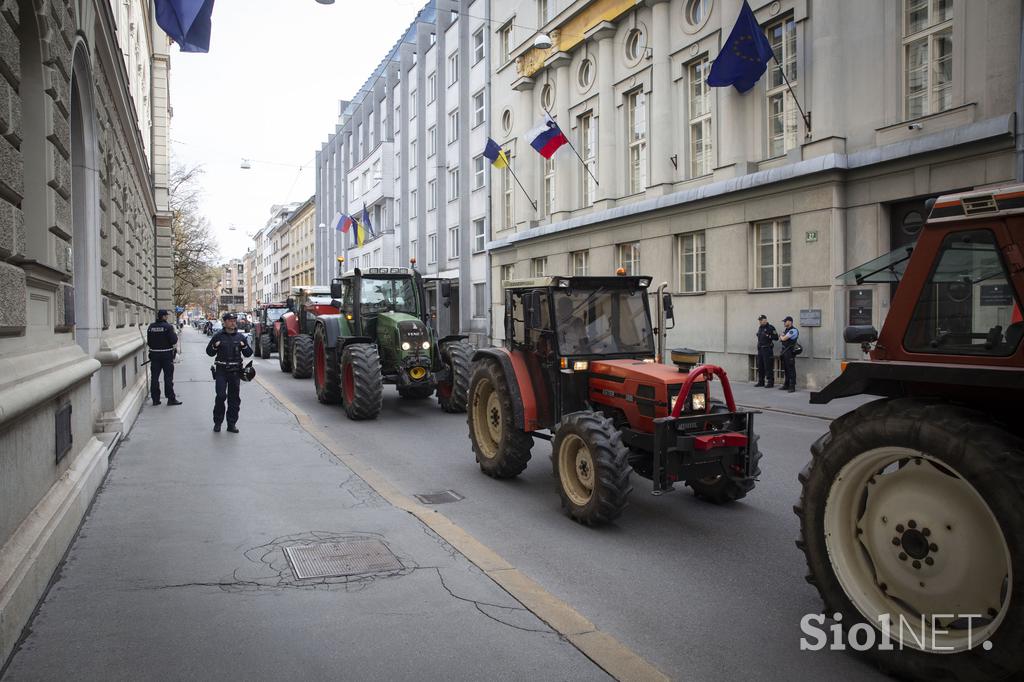 Protestni shod Sindikata kmetov Slovenije. Traktor, kmet, protest.