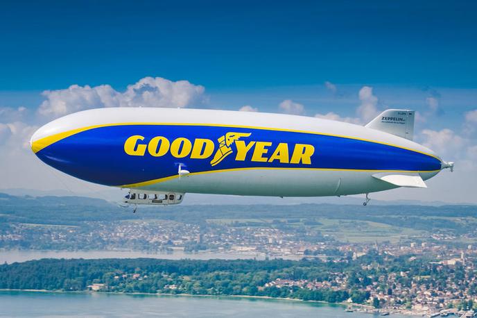 Goodyear Blimb cepelin | Goodyearov Blimp sicer sodi med največja zračna plovila na svetu. Dolgo je 75 metrov, visoko pa skoraj 18 metrov.  | Foto Goodyear