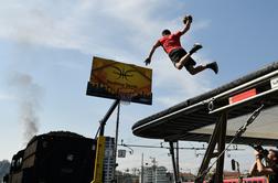 Dunking Devils trampoline iz dvorane preselili na vlak #video