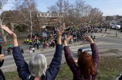 V Beogradu voznik zapeljal med protestnike in poškodoval dve osebi