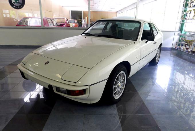 Peljhan ima več porschejev. Tega porscheja 924 poganja dvolitrski bencinski motor z 92 kilovati, avtomobil pa je bil izdelan leta 1984. | Foto: 