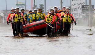 Tajfun Hagibis: 77-letnica med reševanjem padla s helikopterja in umrla #video