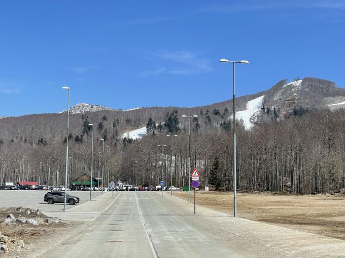 Parkirišče pred smučiščem. Tu naj bi med relijem dirkači naredili manjši krog, postavili bodo tudi umeten skok in uradno cono za gledalce. | Foto: Gregor Pavšič