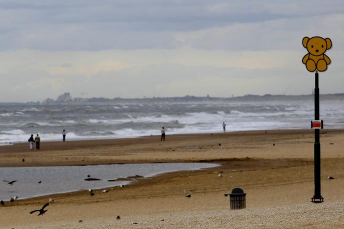 Scheveningen Hag Nizozemska obala | Na žarah, naplavljenih na nizozemsko obalo, so bila zapisana imena in rojstni datumi pokojnih, prav tako oznaka nemškega krematorija.  | Foto Reuters