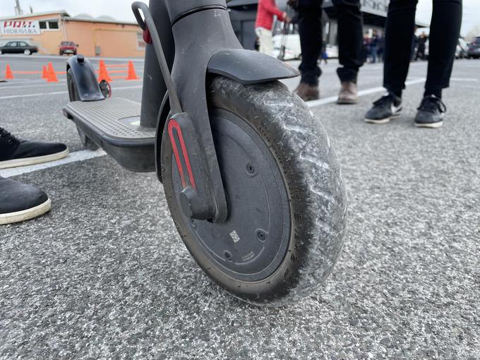 Najvišja dovoljena hitrost z e-skirojem je 25 kilometrov na uro. | Foto: Gregor Pavšič