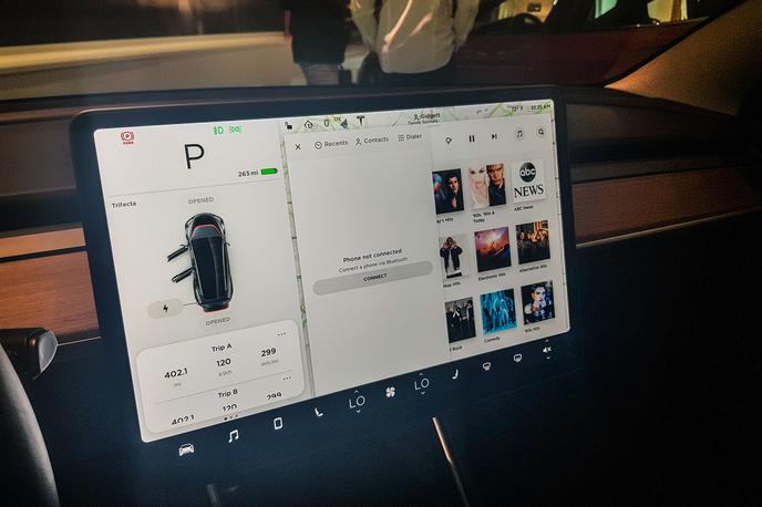 Tesla model 3 | Zaslon v modelu 3 ima ločljivost 1.920 x 1.200 točk. | Foto Gašper Pirman