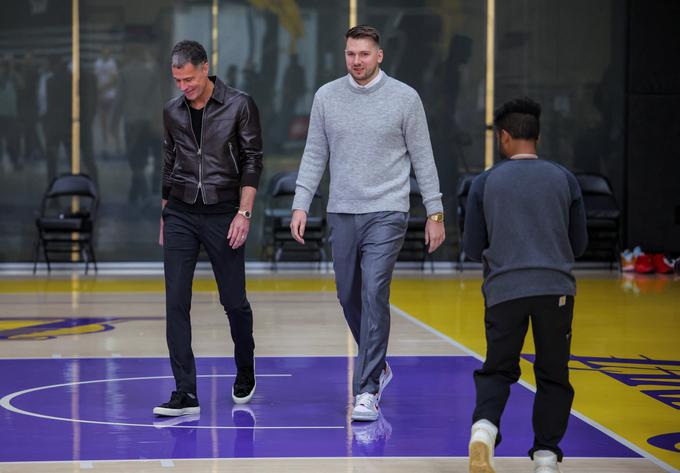 Luka Dončić in Rob Pelinka sta bila osrednja gosta novinarske konference v dvorani UCLA Health Training Center. | Foto: Reuters