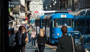 V zagrebškem tramvaju s pestmi nad par, ki se je poljubljal