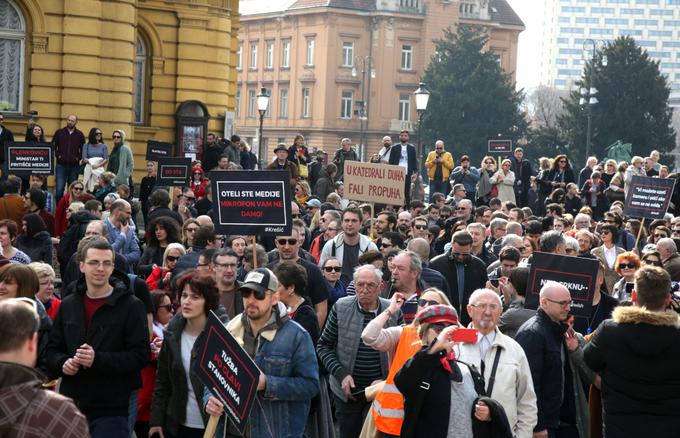 Na shodu so protestniki med drugim izpostavili, da je bilo proti novinarjem na Hrvaškem vloženih približno 1200 tožb zaradi duševnih bolečin, od leta 2014 pa je bilo pretepenih 18 novinarjev. | Foto: STA ,