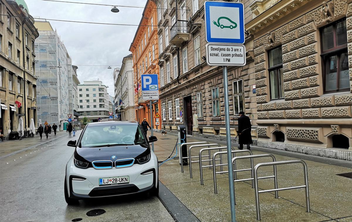 BMW i3 polnilnica | Aprila so pri Elektru Ljubljana na pozneje plačljivih polnilnicah skupno zabeležili 3.617 posamičnih polnjenj. Maja je to število padlo na 1.510, junija pa na vsega 1.076 polnjenj.  | Foto Gregor Pavšič