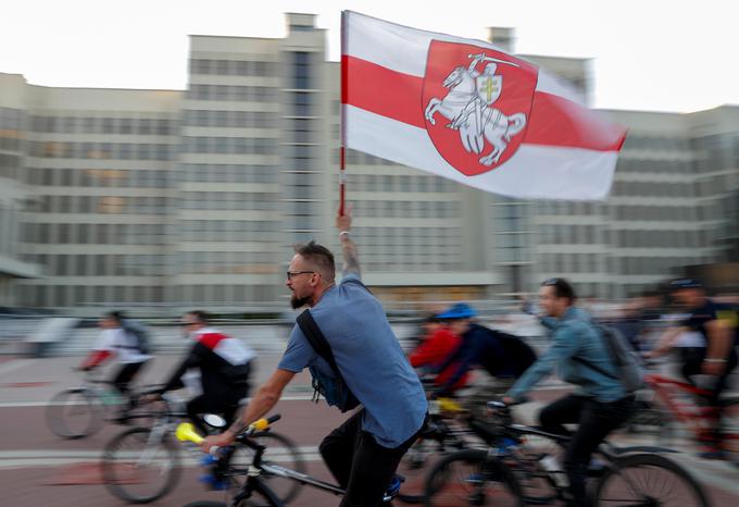 Simbol protestov je postala zgodovinska belo-rdeča-bela beloruska zastava, ki je bila med drugim zastava beloruske države, ki je zaživela kratek čas po prvi svetovni vojni, in zastava neodvisne Belorusije med letoma 1991 in 1995. Protestnik na fotografiji vihti zastavo, na kateri je še zgodovinski beloruski rdeči grb z belim vitezom. To je izvirno grb nekdanje Velike kneževine Litve, katere del je bila nekaj stoletij tudi Belorusija. Zato ima tudi sosednja Litva, v kateri je politično zavetje našla Tihanovska, skoraj enak grb. | Foto: Reuters