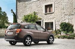 Chevrolet captiva s popravljenim nosom in pomlajeno ritko