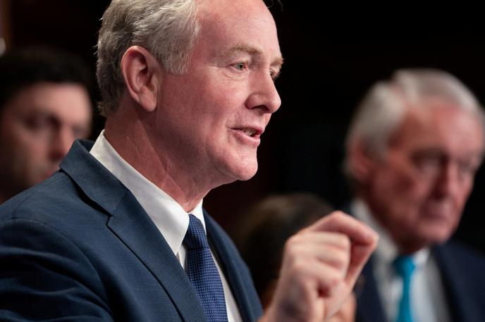 Chris Van Hollen | Demokratski senator Chris Van Hollen je na omrežju X potezo označil za politični vandalizem, ki povzroča veliko škodo ljudem in programom po vseh ZDA. | Foto Reuters