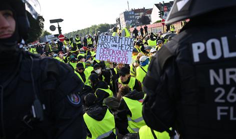 Pred začetkom kongresa AfD spopadi med policijo in skrajno levico