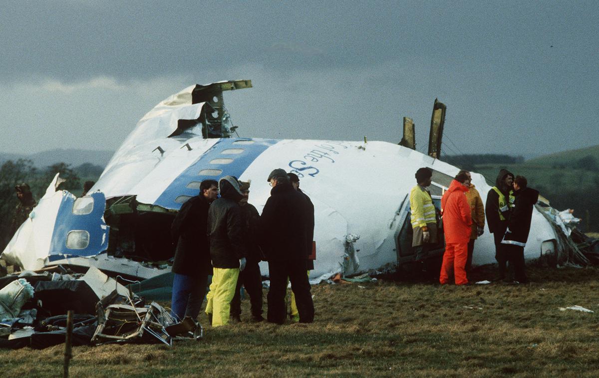 Lockerbie | Prizorišče tragedije v škotskem mestecu Lockerbie, ki se je zgodila 21. decembra leta 1988. Napad se je zgodil le nekaj mesecev po sestrelitvi iranskega letala nad Perzijskim zalivom, za katerega so bili odgovorni na letalonosilki ZDA. Bi namesto tajnega agenta Libijcev odgovorne za tragedijo nad Lockerbiejem res morali iskati v Iranu? | Foto Reuters