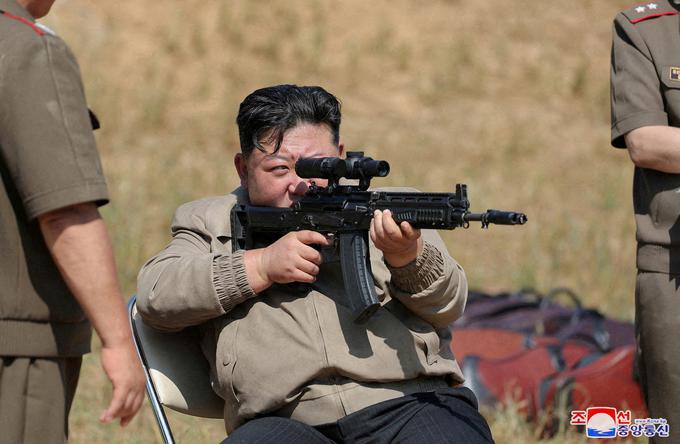 Novo orožje je severnokorejski voditelj Kim Džong Un preizkusil tudi sam.  | Foto: Reuters