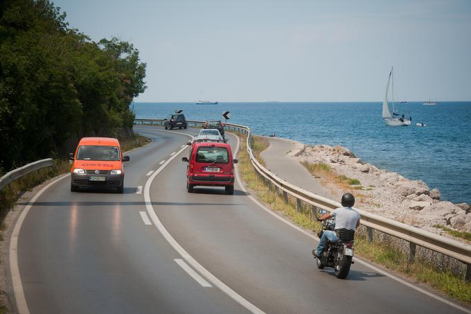 Ključni razlog za zaprtje ceste za motorni promet je bila Barcelonska konvencija, ki govori o zaščiti priobalnega pasu. | Foto: Bor Slana