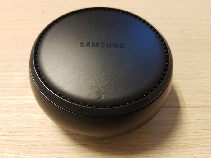 Priključna postaja Samsung DeX Station, že brez embalaže. Pred začetkom dela morate za povezavo priključne postaje z računalniškim zaslonom še sami poskrbeti za kabel HDMI, saj ta ni priložen. | Foto: Srdjan Cvjetović