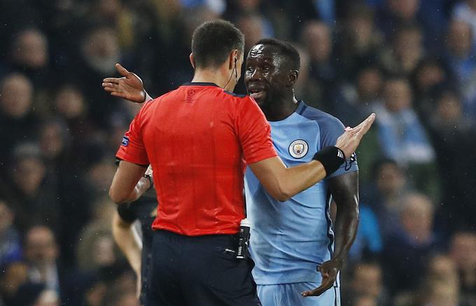 Francoz Bacary Sagna (Manchester City) v pogovoru z glavnim slovenskim delivcem pravice | Foto: Reuters