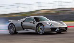 Porsche 918 spyder s 350 kilometri na uro drvel prek avstralske divjine (video)