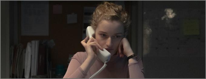 Zgodba mlade asistentke (Julia Garner), ki je v službi priča vprašljivim aktivnostim svojega vplivnega šefa, pomenljivo spominja na afero spolnih zlorab, povezanih s Harveyjem Weinsteinom, ki je sprožila gibanje #MeToo. | Foto: 