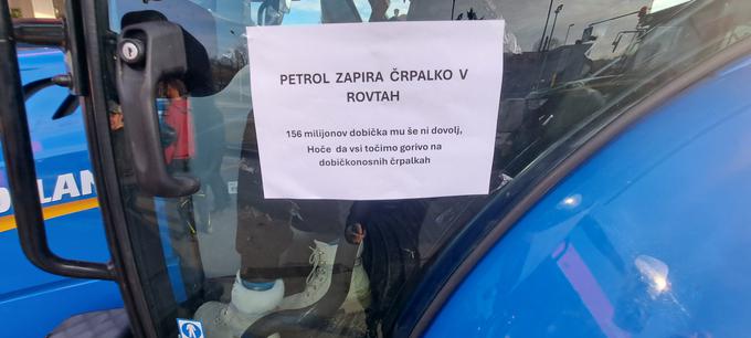 Protestni zapis na enem od traktorjev | Foto: Ksenija Mlinar