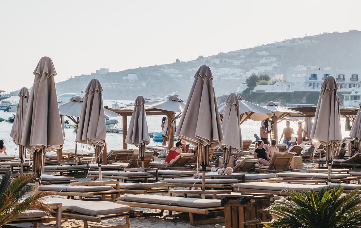 plaža Grčija, ležalniki | Zakon pravi, da sme biti prva vrsta ležalnikov od morja oddaljena vsaj štiri metre, številni gostinci in hotelirji pa tega ne upoštevajo. | Foto Gulliverimage