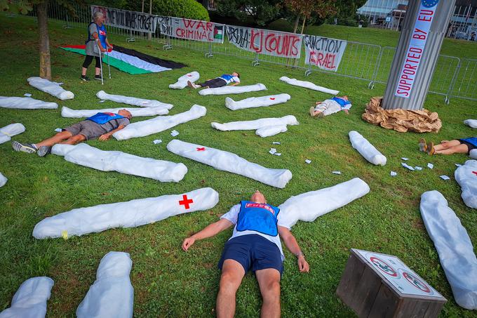 Protestna akcija, s katero so zagovorniki Palestincev opozorili na številne mrtve v Gazi zaradi izraelskih vojaških akcij. | Foto: Bojan Puhek