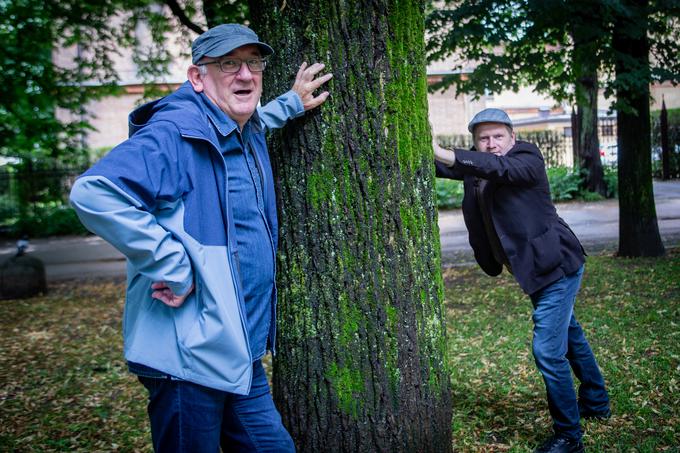 Sogovorca sta postregla s kar nekaj zgodbami s turnej po svetu. | Foto: Gaja Hanuna