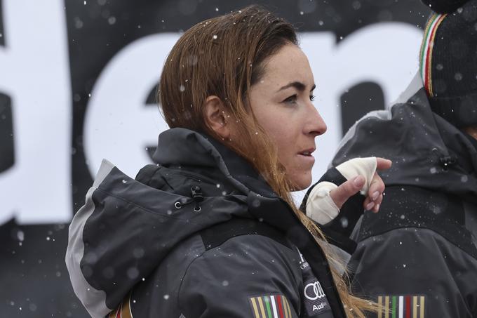 Sofia Goggia si je na progi poškodovala roko. | Foto: Guliverimage/Vladimir Fedorenko