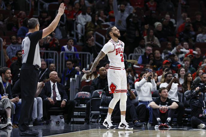 Lonzo Ball | Lonzo Ball je takoj ob vstopu v igro zadel trojko. | Foto Reuters