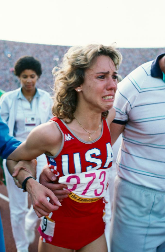 Mary Decker je objokana in v bolečinah zapustila stezo. | Foto: Getty Images