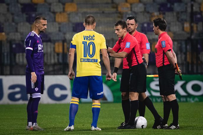 David Šmajc | Po koncu tekme so Mariborčani  obkolili sodnika Davida Šmajca, a protesti niso pomagali.  | Foto Blaž Weindorfer / Sportida