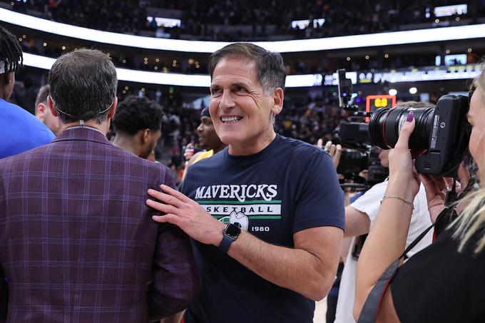 Lastnik Dallas Mavericks Mark Cuban je bil izjemno vesel zmage na gostovanju pri Utahu. | Foto: Reuters