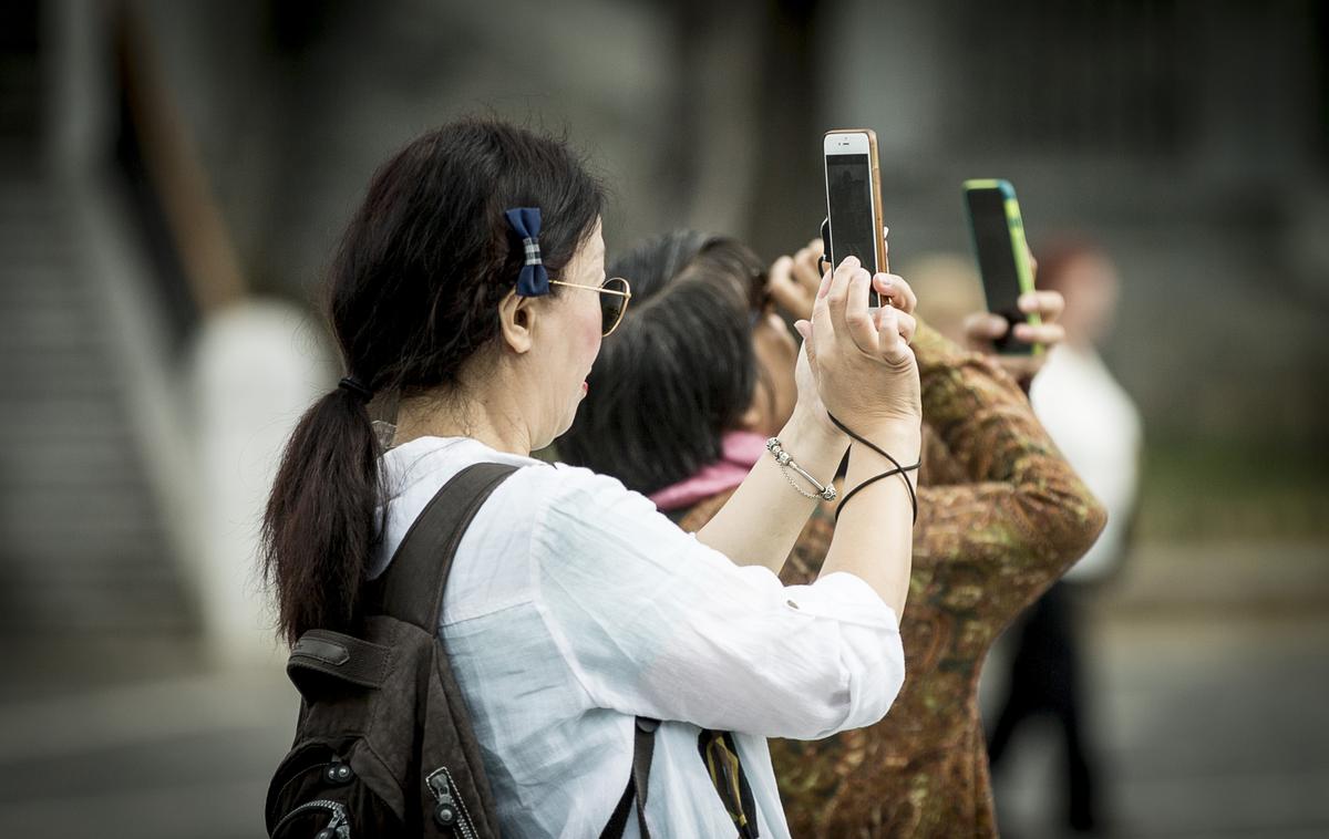 turisti v Ljubljani | V prvih desetih mesecih letošnjega leta je število turistov upadlo za 72 odstotkov. | Foto Ana Kovač