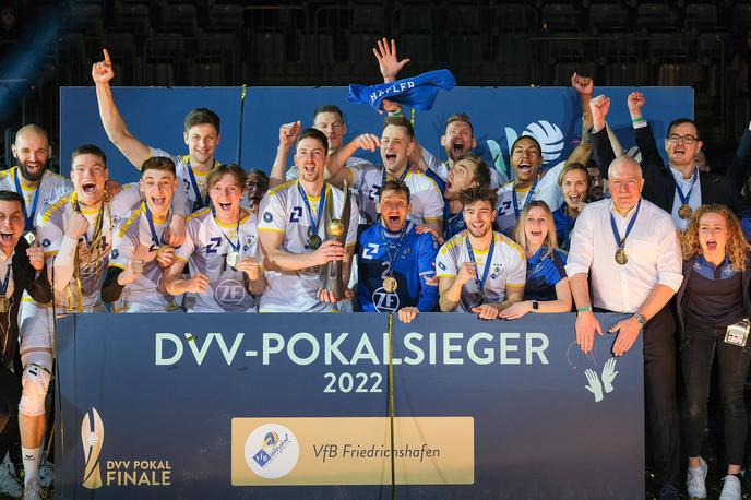 VfB Friedrichshafen finale pokala | Kapetan VfB Friedrichshafen Dejan Vinčić je v nedeljo takole dvignil lovoriko za zmago v nemškem pokalu. | Foto Guliverimage