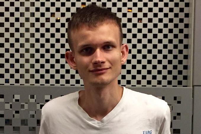 Vitalik Buterin se je omrežja ethereum, na katerem bi bilo mogoče sklepati pametne pogodbe in z istoimensko kriptovaluto prek nje prenašati premoženje, domislil leta 2013. Že naslednje leto je opustil izobraževanje na univerzi, kjer je sicer blestel, in se posvetil zgolj delu na ethereumu. | Foto: Thomas Hilmes/Wikimedia Commons