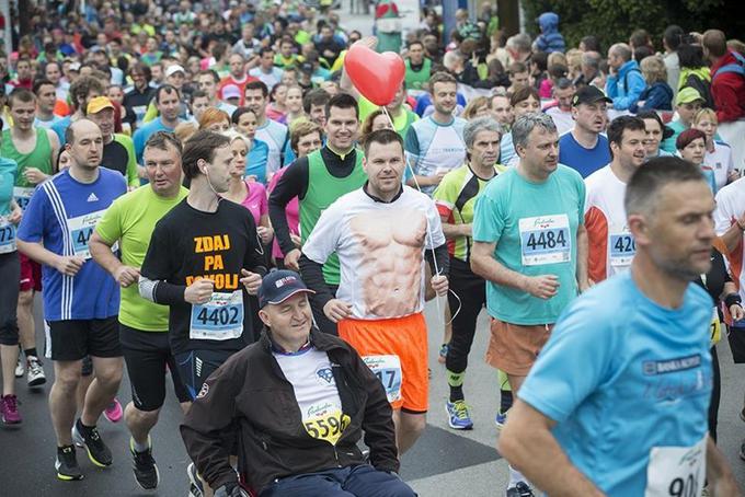 Maratonci bodo letos tekli le en krog in med tem kar štirikrat prečkali državno med med Slovenijo in Avstrijo. | Foto: 