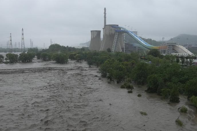 Kitajska poplave | Po navedbah kitajskega ministrstva za upravljanje izrednih razmer je na Kitajskem zaradi poplav ali geoloških katastrof v juliju izginilo ali umrlo 142 ljudi, še pet pa jih je bilo žrtev drugih naravnih katastrof, kot je suša. | Foto Guliverimage