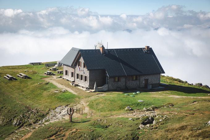 Krekova koča stoji tik pod Gladkim vrhom, na višini 1642 metrov, na vršnem slemenu Ratitovca. | Foto: Bojan Puhek