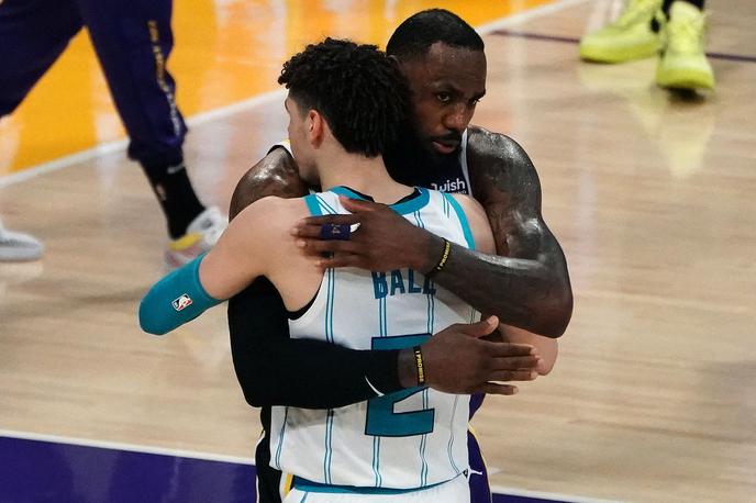 LeBron James LaMelo Ball | LeBron James je z Los Angeles Lakers premagal Charlotte LaMela Balla. | Foto Reuters