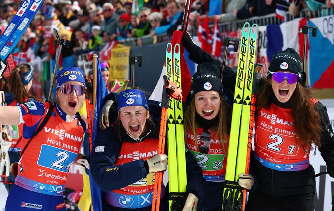 Lou Jeanmonnot, Oceane Michelon, Justine Braisaz-Bouchet in Julia Simon so Franciji s suverenim nastopom zagotovile zlato medaljo. | Foto: Reuters