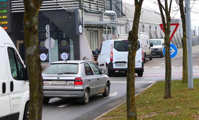 Kombi je zavil levo, čeprav bi moral glede na prometno signalizacijo zaviti desno. Slišali smo zaviranje, hitro pospeševanje ... | Foto: Gregor Pavšič