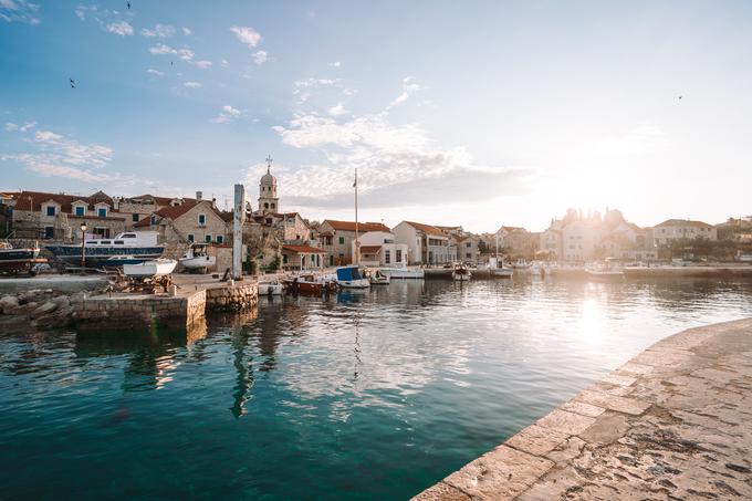 Otok Prvić, ki je poraščen s sredozemskim grmom, vinogradi in oljčnimi nasadi ter ima slikovite zalive, je na šibeniškem arhipelagu pri Vodicah. | Foto: Toma Kezić