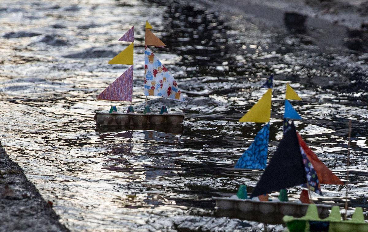 Gregorjevo | Kot so pojasnili v Tržiškem muzeju, ima šega spuščanja luči po vodi korenine v predkrščanski dobi. Med ljudmi se je uveljavilo prepričanje, da z njo oznanijo prihod pomladi in daljšanje svetlega dela dneva. | Foto Ana Kovač