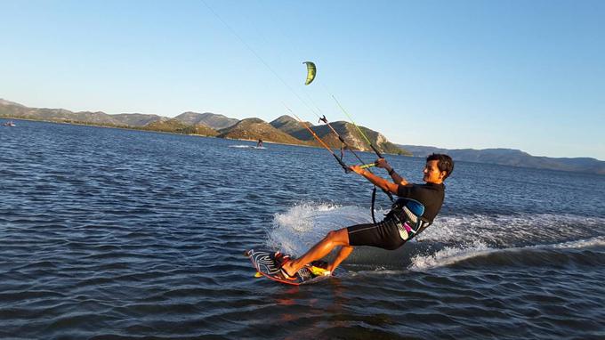 Iz obdobja profesionalnega športa pogreša predvsem druženje in potovanja, ki jih danes z družino opravljajo z avtodomom. Za adrenalin poskrbi tudi s kitesurfingom. | Foto: Osebni arhiv